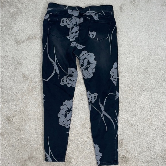 Coco + Carmen Black and Gray Skinny Jeans with Elegant Design - Picture 4 of 4